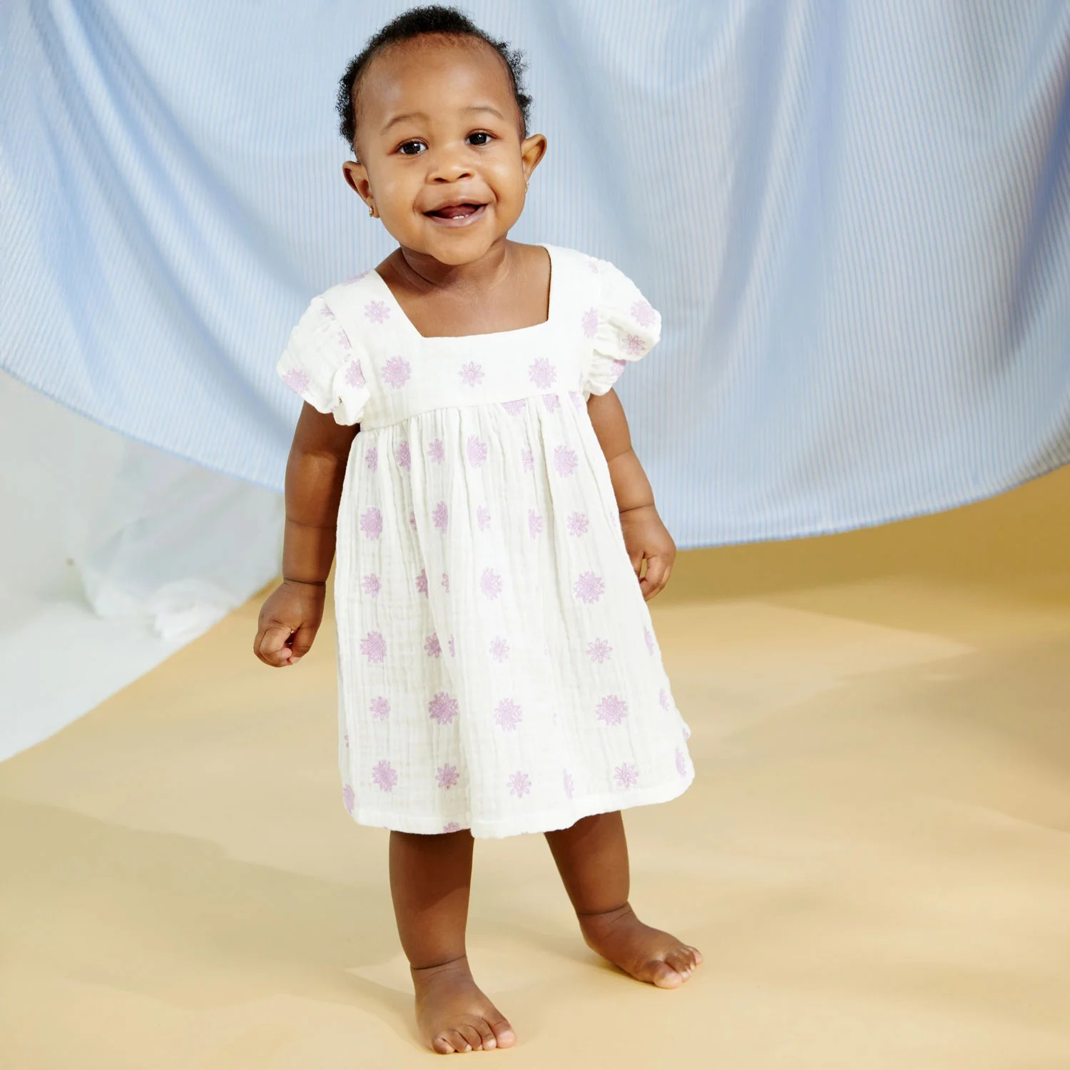 Robe en coton brodée lilas